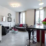 Stylish White And Red Apartamento *
