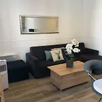 Stylish White And Red Apartamento *