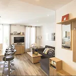 Stylish White And Red Apartamento