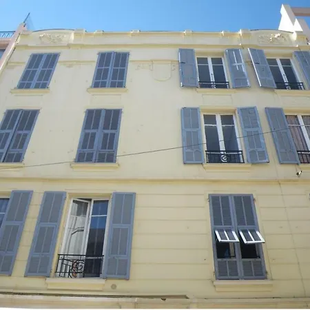 Apartamento Stylish White And Red