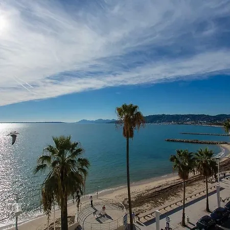 Stylish White And Red Apartamento Juan-les-Pins