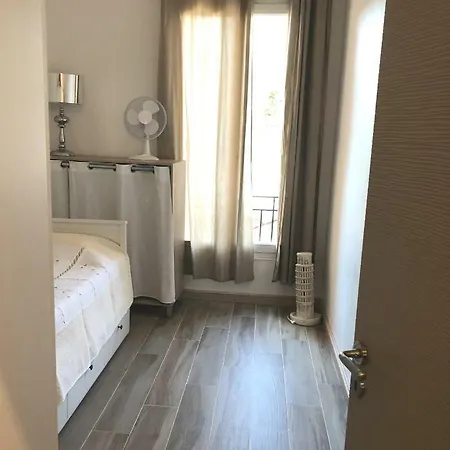Stylish White And Red * Ζουάν λε Πιν