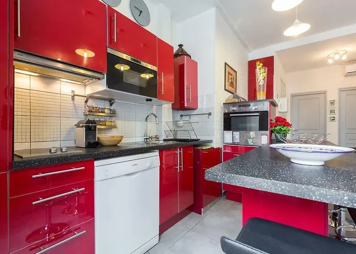 Stylish White And Red Apartamento