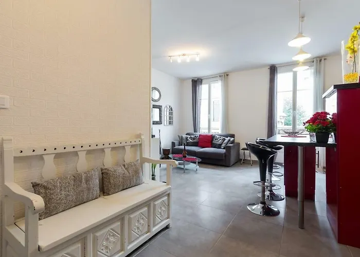 Stylish White And Red Apartamento Juan-les-Pins