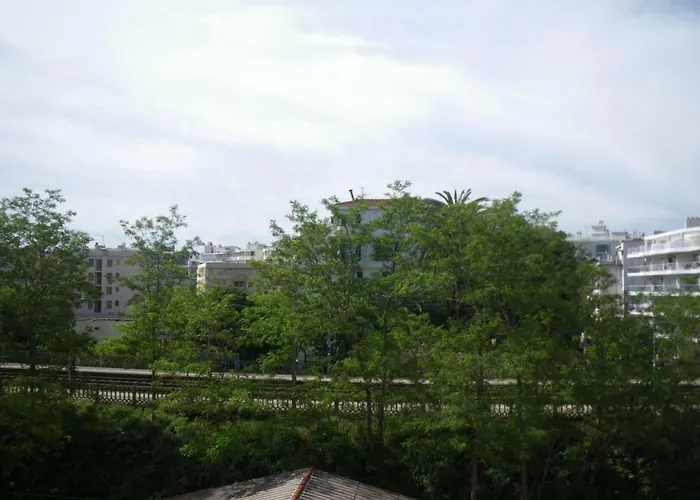 Stylish White And Red Apartamento