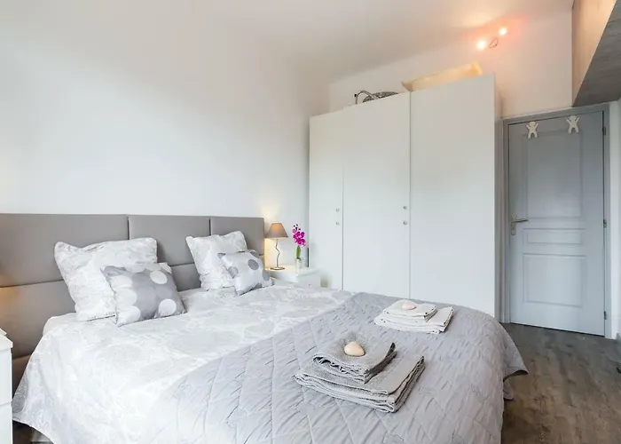 Stylish White And Red Juan-les-Pins