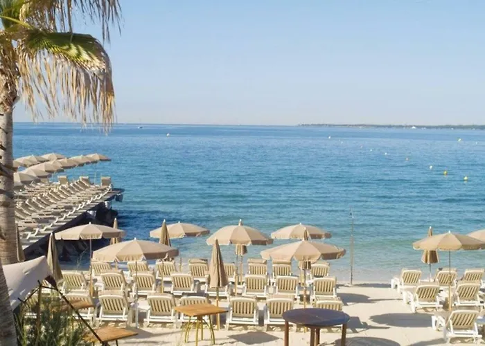 Stylish White And Red Juan-les-Pins