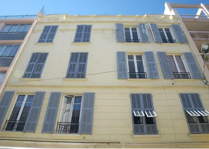 Apartamento Stylish White And Red