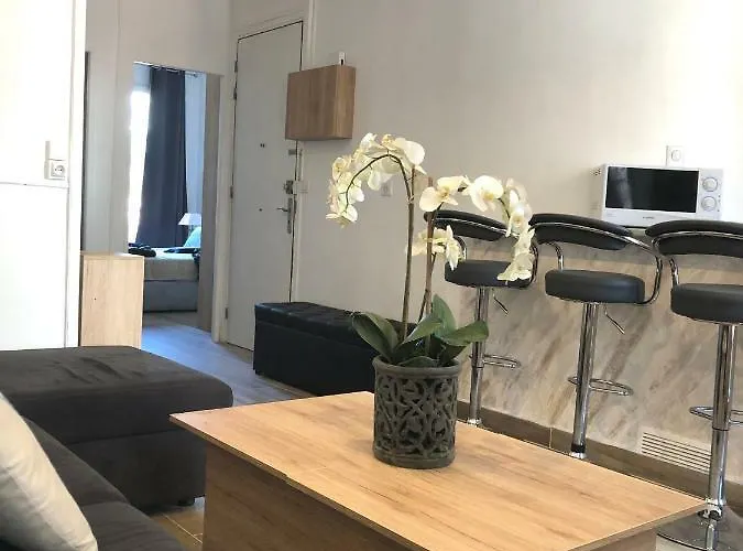 Stylish White And Red Apartamento Juan-les-Pins