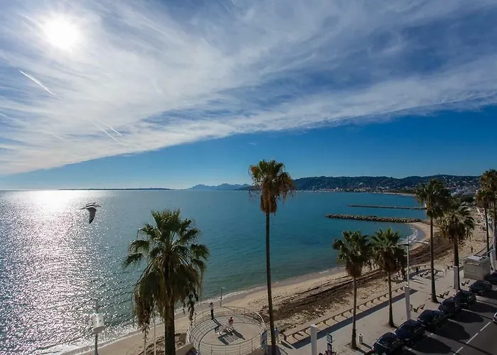 Stylish White And Red Apartamento Juan-les-Pins