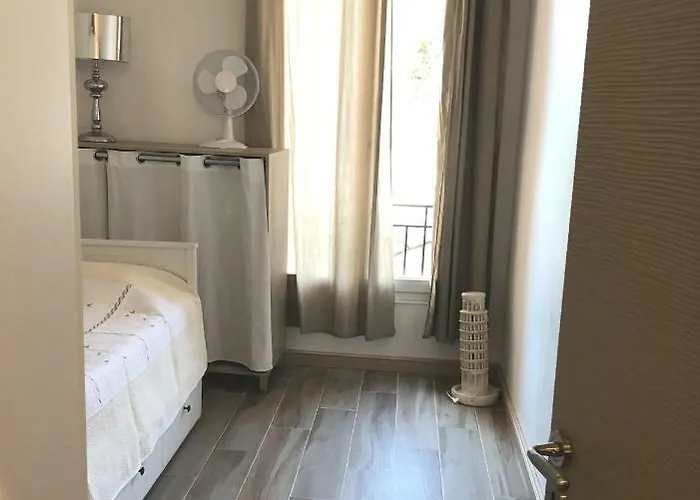 Stylish White And Red * Juan-les-Pins