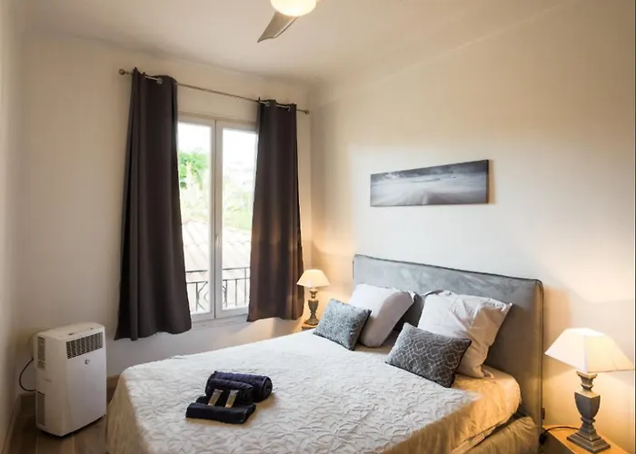 Apartamento Stylish White And Red