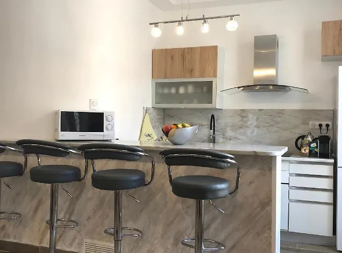 Stylish White And Red Apartamento *