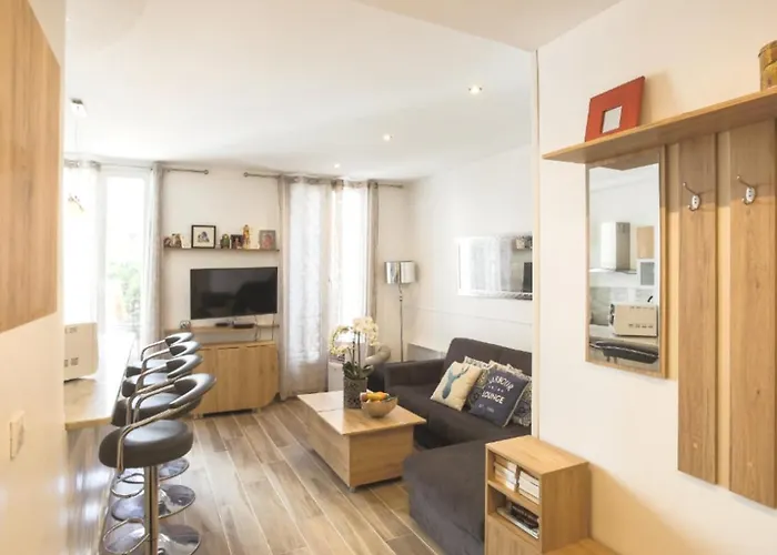 Stylish White And Red Apartamento