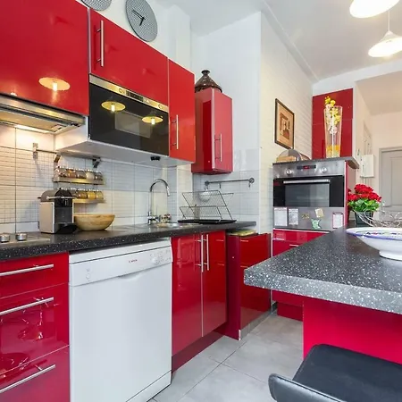 Stylish White And Red Апартаменты