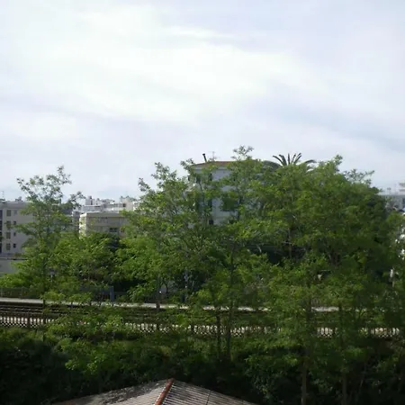 Stylish White And Red Apartmán