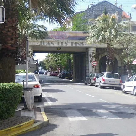 公寓 Stylish White And Red *