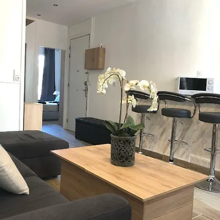 Stylish White And Red Apartmán Juan-les-Pins