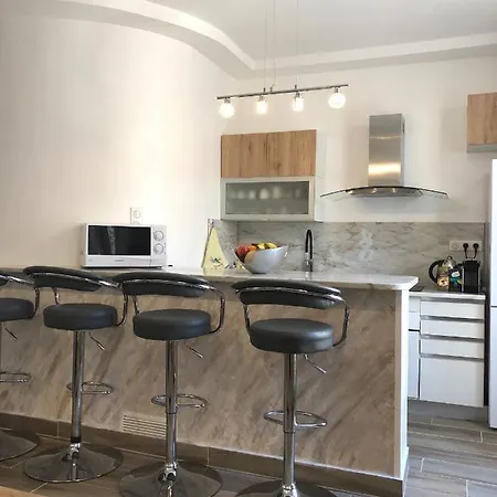 Stylish White And Red Apartmán *