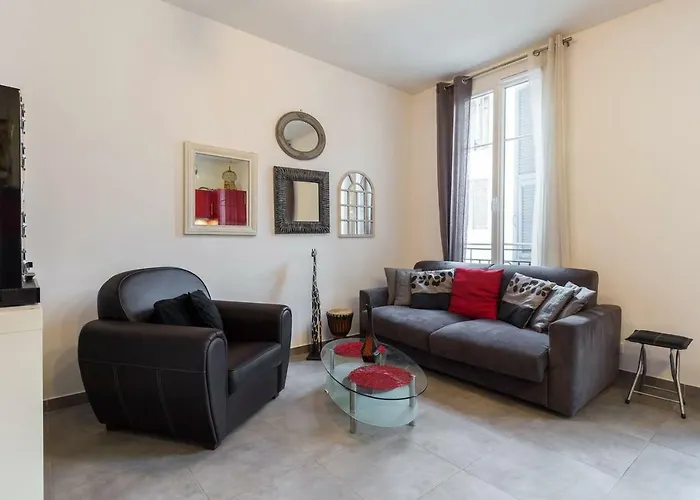 Stylish White And Red 胡安莱潘