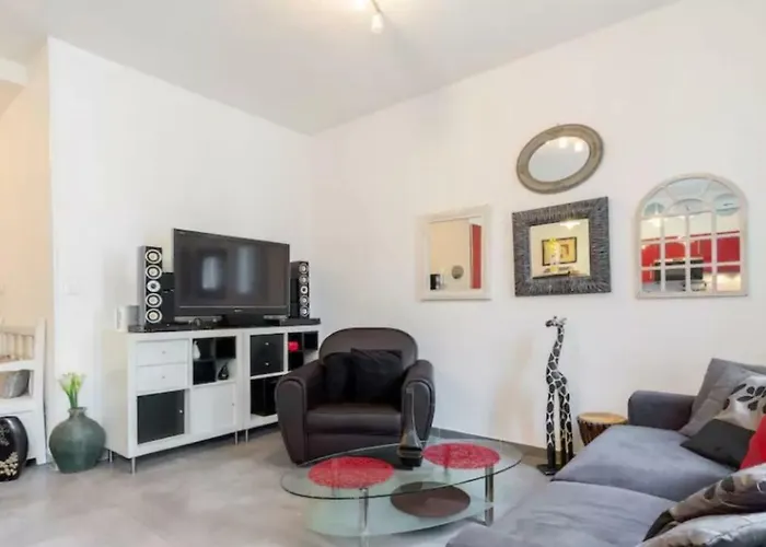 Stylish White And Red 胡安莱潘