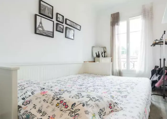 Stylish White And Red 公寓 *