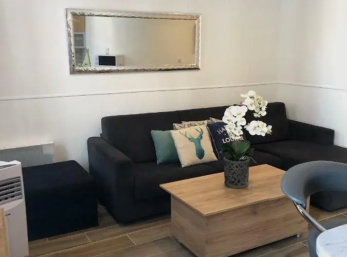 Stylish White And Red 公寓 *